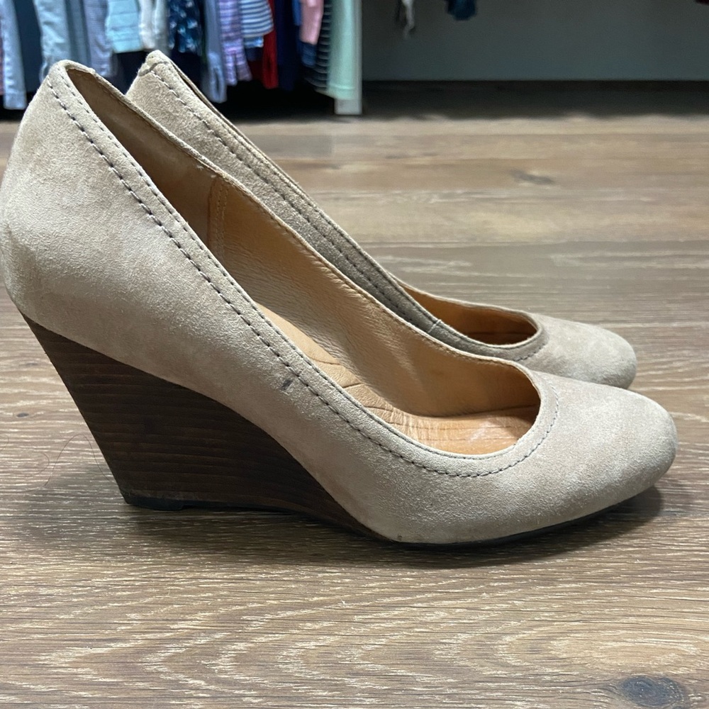 Clarks tan wedges
